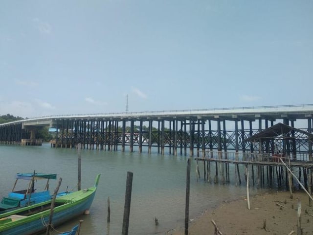Jembatan II Dompak yang berada di samping Pelabuhan Roro. Kondisi tiang penyangganya kian memprihatinkan. Akses jembatan ini akhirnya ditutup aparat. (Foto: Afriadi/Batamnews)