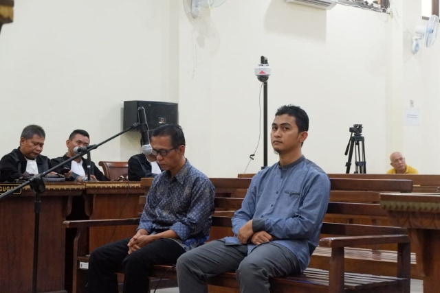 Bupati Mesuji nonaktif, Khamami (kiri) dan Adik Bupati Mesuji, Taufik Hidayat (kanan), saat menjalani sidang tuntutan di Pengadilan Tipikor Tanjungkarang, Bandar Lampung, Kamis (15/8). Foto : Obbie Fernando/Lampung Geh.