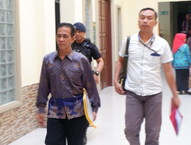 Bupati Mesuji Nonaktif, Khamami (kiri), saat akan masuk ke ruang Bagir Manan Pengadilan Tipikor Tanjungkarang, Kamis (15/8) | Foto : Obbie Fernando/Lampung Geh