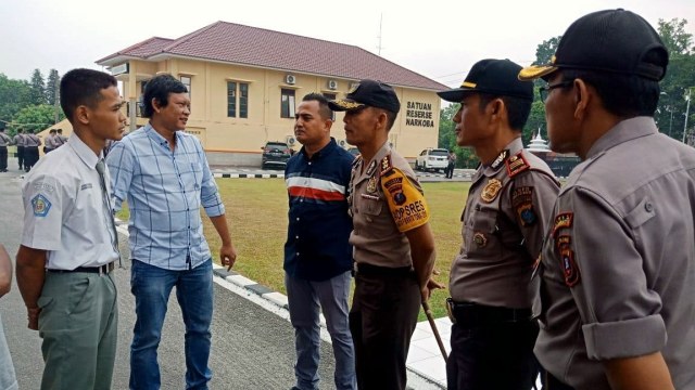 Kapolres Labuhan Batu AKBP Frido Sitomorang bersama Koko saat bertemu di Mapolres Labuhan Batu. Foto: Dok. Istimewa