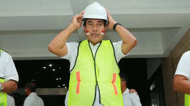 Dirut Bank BRI, Suprajarto, bersiap melibatkan diri dalam pengerjaan 'Gapura Cinta Negeri' di Kantor Pusat Bank BRI. Foto: Dok. Bank BRI