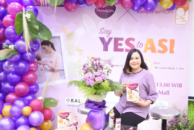 Berfoto di banner acara yang super gemash