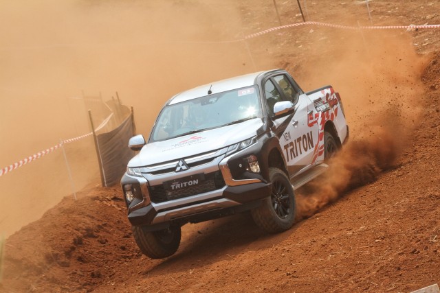 Mitsubishi New Triton digeber di medan off-road. Foto: Istimewa
