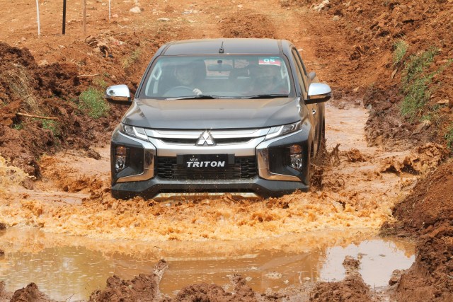 Mitsubishi New Triton digeber di medan off-road. Foto: Istimewa