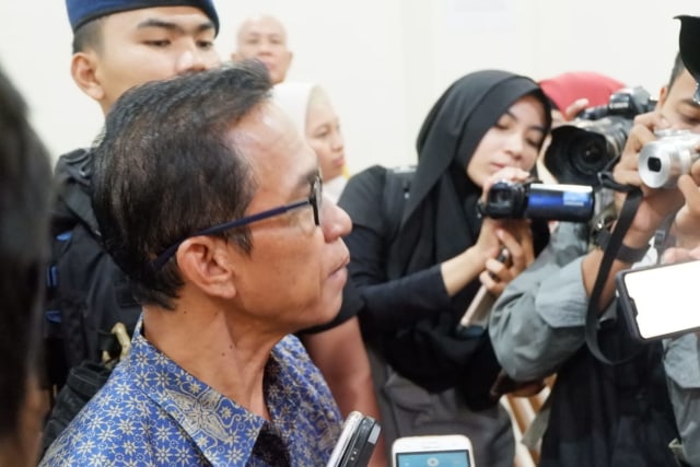 Bupati Mesuji Nonaktif, Khamami, saat diwawancarai awak media, Kamis (15/8) | Foto : Obbie Fernando/Lampung Geh