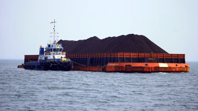 Sebuah kapal tongkang membawa batu bara yang menunggu masuk bongkar muat di pelabuhan tanjung priok. Foto: Aditia Noviansyah/kumparan