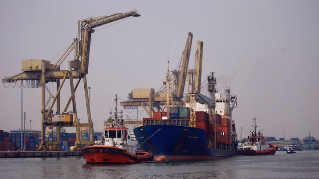 Kapal tongkang saat menarik kapal yang membawa peti kemas di kawasan Tanjung Priok. Foto: Aditia Noviansyah/kumparan