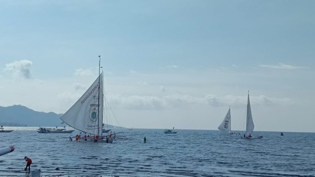 Lomba perahu tradisional, Sandeq Race, finish di Pantai Manakarra, Mamuju, Kamis (15/8). Foto: Awal Dion