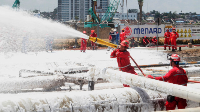 Tim Pertamina secara sigap melakukan pemadaman api yang terjadi di area jalur pipa Kilang RU V Balikpapan. Foto: Dok. Pertamina