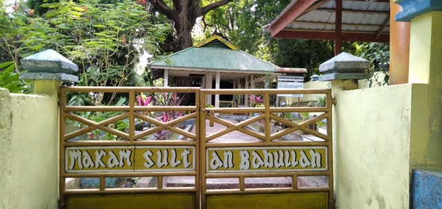 Lokasi Malam Sultan Babullah dikelilingi pagar beton bercat kuning. Terlihat satu pohon besar menjulang di tengah lokasi itu. Foto: Rizal Syam/cermat