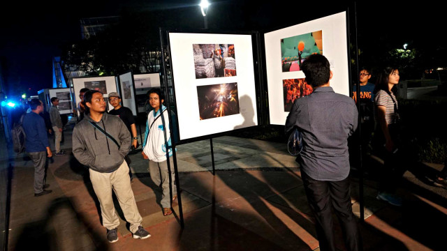 Sejumlah pengunjung melihat pameran Rekam Jakarta di Taman Menteng, Jakarta Pusat. Foto: Fanny Kusumwardhani/kumparan