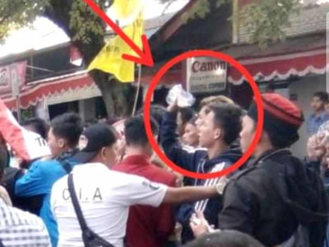 Pria yang diduga melempar bensin ke anggota Polisi yang terbakar di Cianjur. Foto: Dok. Istimewa