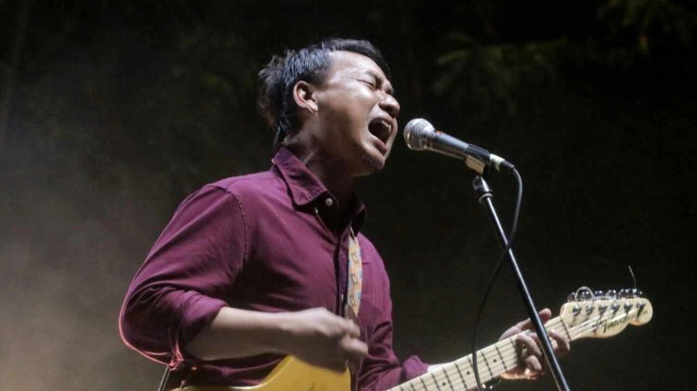 Penampilan Pesonel Efek Rumah Kaca, Cholil Mahmud. Foto: Puti Cinintya Arie Safitri/kumparan
