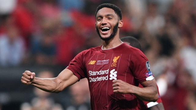 Joe Gomez merayakan keberhasilan Liverpool menjadi juara Piala Super Eropa 2019. Foto: AFP/Bulent Kilic