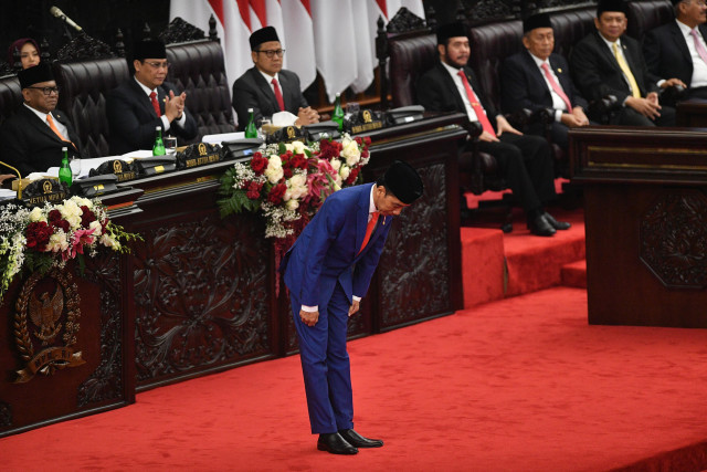 Presiden Joko Widodo memberi hormat sebelum menyampaikan pidato dalam Sidang Tahunan MPR di Kompleks Parlemen, Senayan, Jakarta, Jumat (16/8). Foto: ANTARA FOTO/Sigid Kurniawan