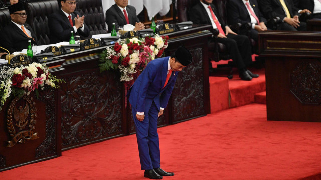 Presiden Joko Widodo memberi hormat sebelum menyampaikan pidato dalam Sidang Tahunan MPR di Kompleks Parlemen, Senayan, Jakarta, Jumat (16/8). Foto: ANTARA FOTO/Sigid Kurniawan