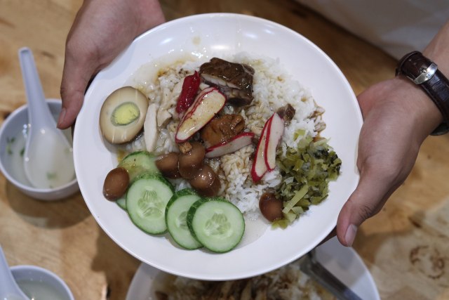 Nasi ayam atau nasi campur, merupakan salah satu kuliner yang sangat terkenal dari Pontianak.