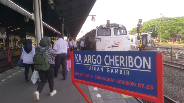 PT KAI Daop III Cirebon me-rebranding tiga Kereta Api andalannya yakni KA Argo Jati, KA Cirebon Ekspres, dan KA Tegal Bahari, menjadi 'Argo Cheribon'. (Juan)