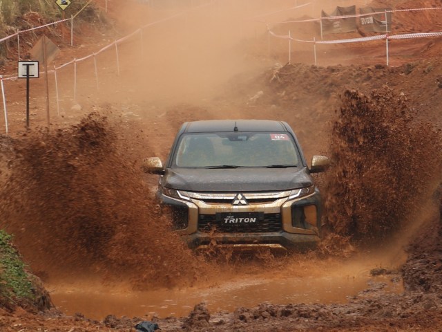Mitsubishi New Triton digeber di medan off-road. Foto: Ghulam Muhammad Nayazri / kumparanOTO