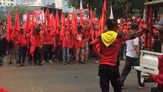 Aksi demo Kongres Aliansi Serikat Buruh Indonesia (KASBI) di Jalan Gatot Subroto, Jakarta Pusat. Foto: Raga Imam/kumparan