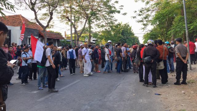 Diduga Patahkan Tiang Bendera Merah-Putih, Sejumlah Massa datangi Asrama Mahasiswa Papua di Jalan Kalasan, Surabaya, Jumat (16/8) Foto: Yuana Fatwalloh/kumparan