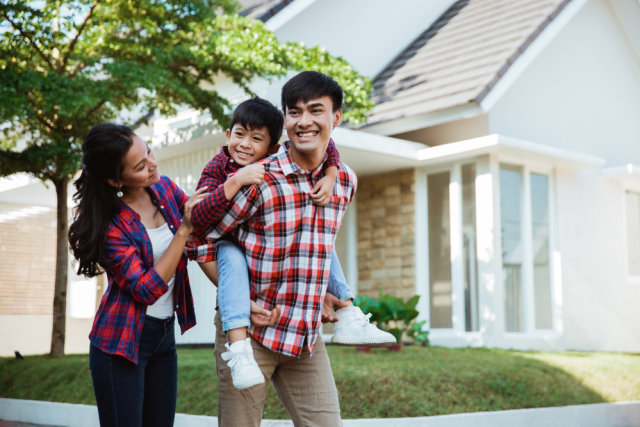 com-Bank BRI, ilustrasi sebuah keluarga yang memiliki rumah baru Foto: Shutterstock