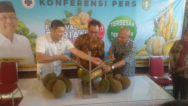 Kepala Dinas Pertanian Tanaman Pangan dan Hortikultura Provinsi Kalimantan Barat, Heronimus Hero (tengah) dan Ketua PHRI Kalimantan Barat, Yuliardi Qamal (kanan), menyantap durian. Foto: Sutami Tri Atmadja/Hi!Pontianak