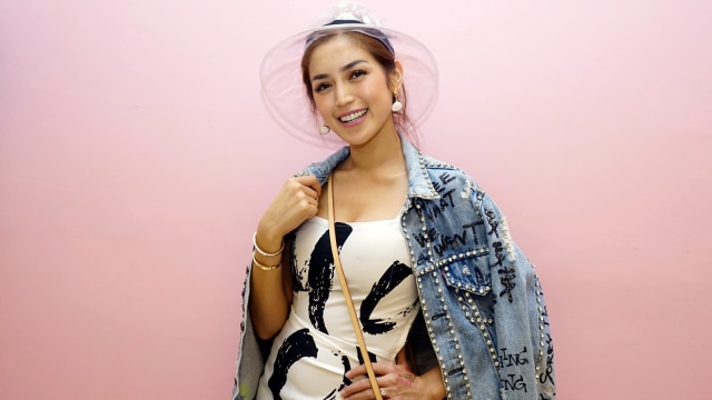 Artis Jessica Iskandar saat hadir di acara launching lipstik di kawasan Kota Kasablanka, Jakarta, Jumat, (16/8). Foto: Ronny