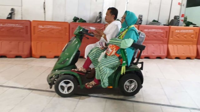 Jemaah haji Indonesia melaksanakan Tawaf dengan mengendarai skuter listrik di Masjidil Haram. Foto: Denny Armandhanu/kumparan