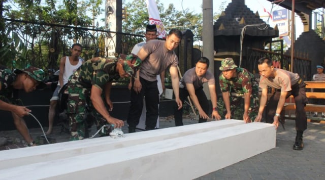 Agustusan, Polres Pasuruan Percantik Gapura dengan Bahan Daur Ulang