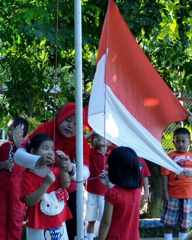 Memperkenalkan bendera Merah Putih pada anak untuk menumbuhkan nasionalisme (Foto: Jamal Mahfudz)
