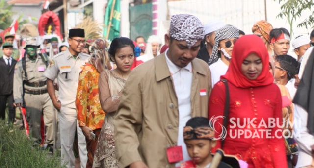 Pawai peserta kostum pahlawan, kostum tradisional dan kostum unik warga Kampung Cibolangkidul, Desa Cibatu, Kecamatan Cisaat, Kabupaten Sukabumi dalam rangka memeriahkan HUT ke-74 RI. | Sumber Foto:Andri Somantri.
