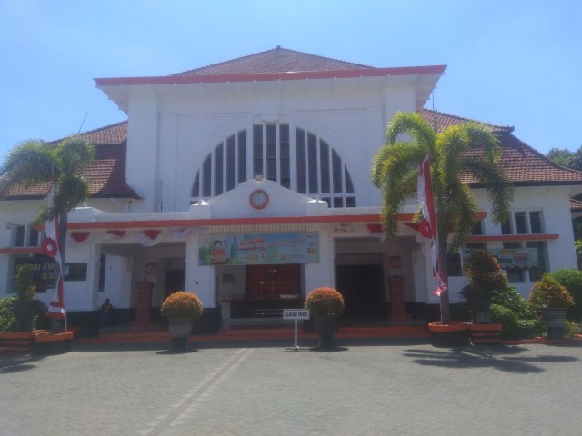 Tampak depan halaman Kantor Pos Kebonrojo yang dulu dikenal sebagai Hogere Burger School tempat sekolah Ir Soekarno, Presiden pertama RI. Foto-foto : Masruroh/Basra