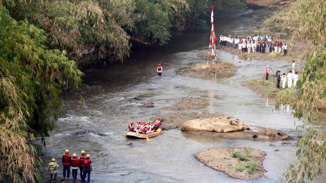 Komunitas Ciliwung Depok melakukan kegiatan bersama warga. Foto: ANTARA FOTO/Yulius Satria Wijaya