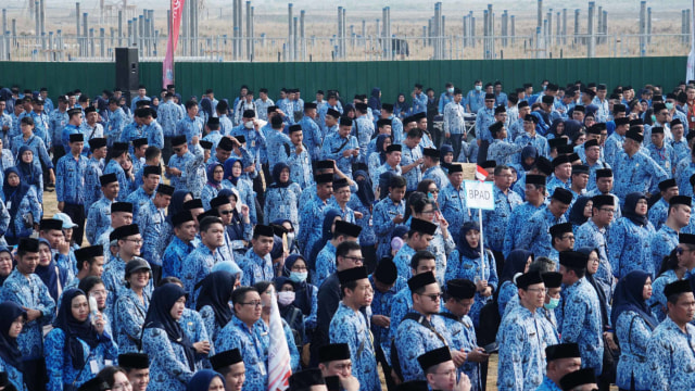 Sejumlah Aparatur Sipil Negara (ASN) Pemprov DKI Jakarta mengikuti Upacara HUT ke-74 Kemerdekaan Republik Indonesia di Kawasan Pantai Maju atau pulau D Reklamasi, Jakarta Utara, Sabtu (17/8). Foto: Helmi Afandi/kumparan