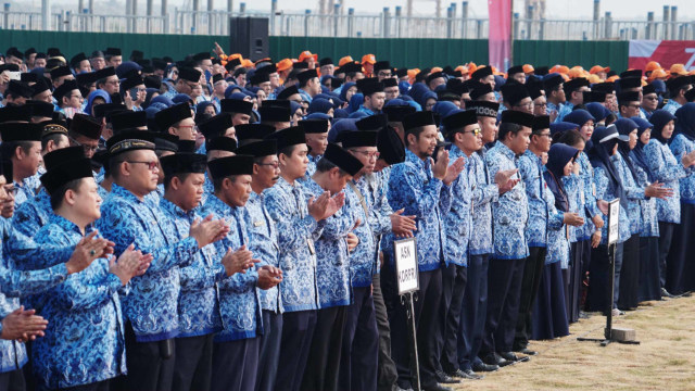 Sejumlah Aparatur Sipil Negara (ASN) Pemprov DKI Jakarta mengikuti Upacara HUT ke-74 Kemerdekaan Republik Indonesia di Kawasan Pantai Maju atau pulau D Reklamasi, Jakarta Utara, Sabtu (17/8). Foto: Helmi Afandi/kumparan