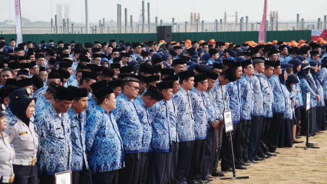 Sejumlah Aparatur Sipil Negara (ASN) Pemprov DKI Jakarta mengikuti Upacara HUT ke-74 Kemerdekaan Republik Indonesia di Kawasan Pantai Maju atau pulau D Reklamasi, Jakarta Utara, Sabtu (17/8). Foto: Helmi Afandi/kumparan