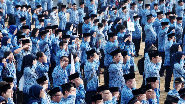 Sejumlah Aparatur Sipil Negara (ASN) Pemprov DKI Jakarta mengikuti Upacara HUT ke-74 Kemerdekaan Republik Indonesia di Kawasan Pantai Maju atau pulau D Reklamasi, Jakarta Utara, Sabtu (17/8). Foto: Helmi Afandi/kumparan
