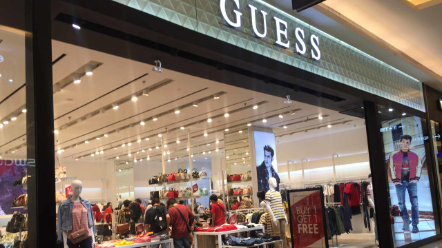 Suasana Toko Guess di Mall Kota Kasablanka saat promo Beli 1 Gratis 1 . Foto: Elsa Toruan/kumparan