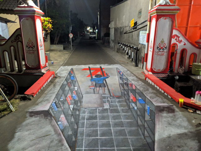 Gapura yang dihias dengan lukisan tiga dimensi di Dukuh Serut, Desa Ngringo, Kecamatan Jaten, Kabupaten Karanganyar, Jawa Tengah. Foto: Dok. Fajar Septyawan