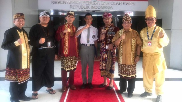 Koko Ardiansyah (tengah) bersama Deputi Pengembangan Pemuda Asrorun Niam (ketiga kiri) menghadiri upacara peringatan HUT ke-74 Ri di Gedung Kemenpora, Jakarta. Foto: Dok. Asrorun Niam