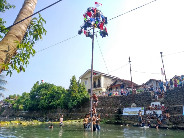 Warga antusias ikuti lomba panjat pinang di Kali Belahu, Kampung Jembatan Beton, Sabtu (17/8) | Foto : Rafika Restiningtias/ Lampung Geh
