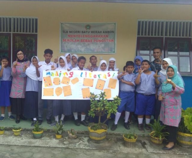 Siswa SLB Negeri Batu Merah Ambon, saat membuat Mading Literasi. Dok : RL