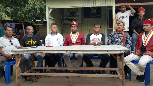 Konfrensi pers dari Forkoma PMKRI dan PMKRI Cabang Maumere di Margasiswa PMKRI Maumere usai menyampaikan laporan polisi ke Polres Sikka pada Sabtu sore (17/8). Foto: Mario WP Sina, florespedia. 