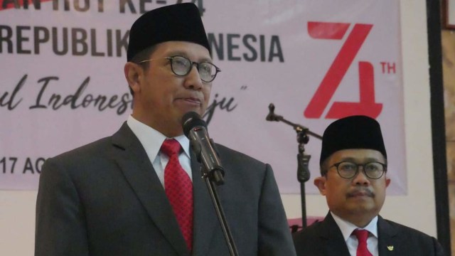 Menteri Agama Lukman Hakim Saifuddin (kiri) memberikan sambutan saat menjadi inspektur upacara HUT ke-74 RI di Jeddah, Arab Saudi. Foto: Denny Armandhanu/kumparan