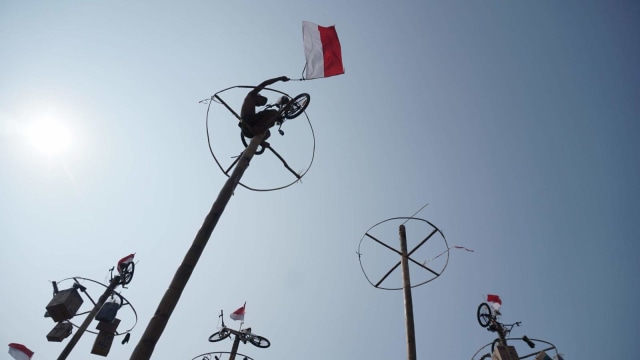 Warga mengikuti lomba panjat pinang kolosal dalam rangka HUT ke-74 Kemerdekaan RI di Pantai Karnaval, Ancol, Jakarta. Foto: Helmi Afandi Abdullah/kumparan