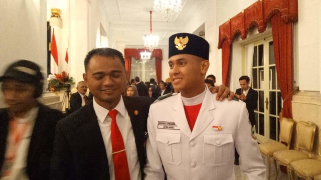 Rangga (kanan) anggota Paskibraka yang terima hadiah sepeda dari Presiden Joko Widodo. Foto: Fahrian Saleh/kumparan