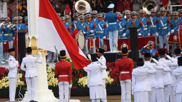 Pasukan Pengibar Bendera Pusaka (Paskibraka) menurunkan bendera Merah Putih saat Upacara Penurunan Bendera Merah Putih dalam rangka HUT ke-74 Kemerdekaan RI di Istana Merdeka, Jakarta. Foto: ANTARA FOTO/Akbar Nugroho Gumay