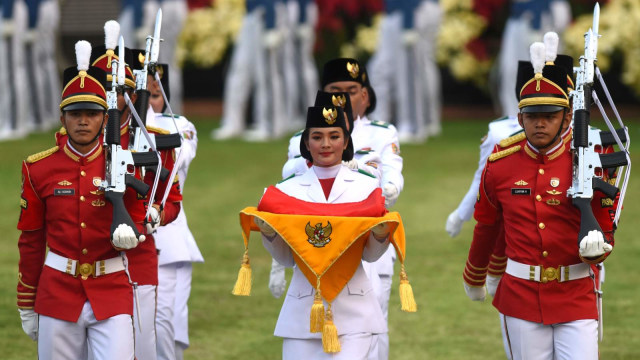 Pasukan Pengibar Bendera Pusaka (Paskibraka) membawa bendera Merah Putih saat Upacara Penurunan Bendera Merah Putih dalam rangka HUT ke-74 Kemerdekaan RI di Istana Merdeka, Jakarta. Foto: ANTARA FOTO/Akbar Nugroho Gumay