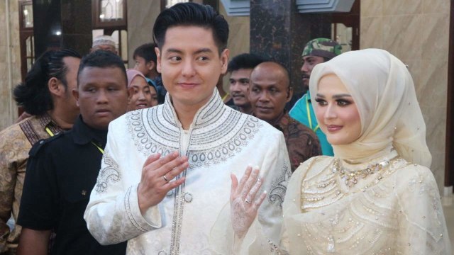 Roger Danuarta dan Cut Meyriska ditemui usai menggelar pernikahan di Medan, Sumatera Utara, Sabtu (17/8). Foto: Rahmat Utomo/kumparan